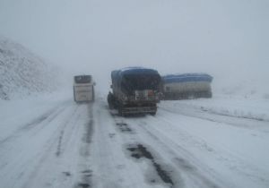 Buzlu yollar geçit vermiyor